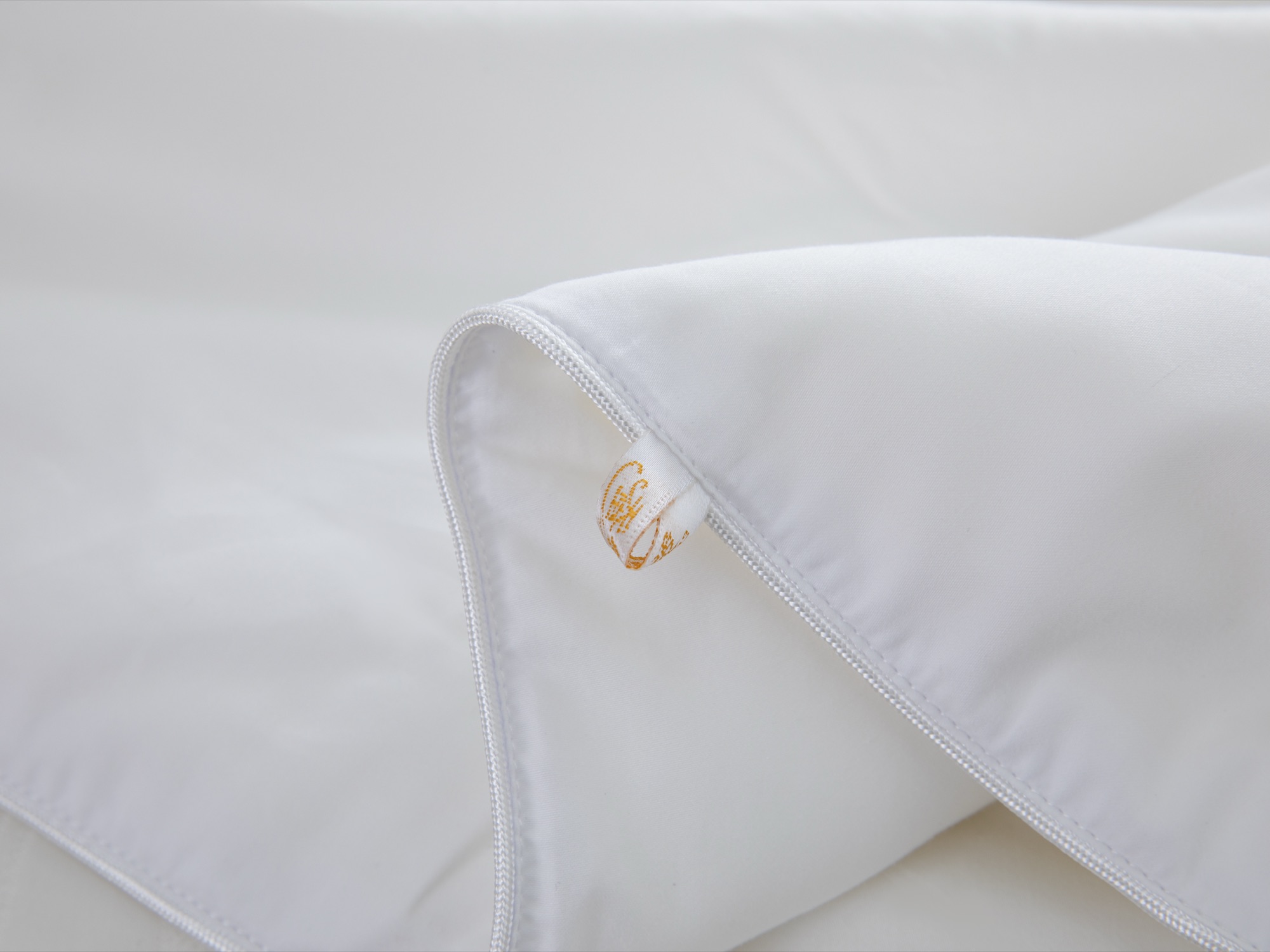 Close-up of AuraSilk comforter construction